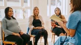 clinician speaking to a group of seated pregnant women